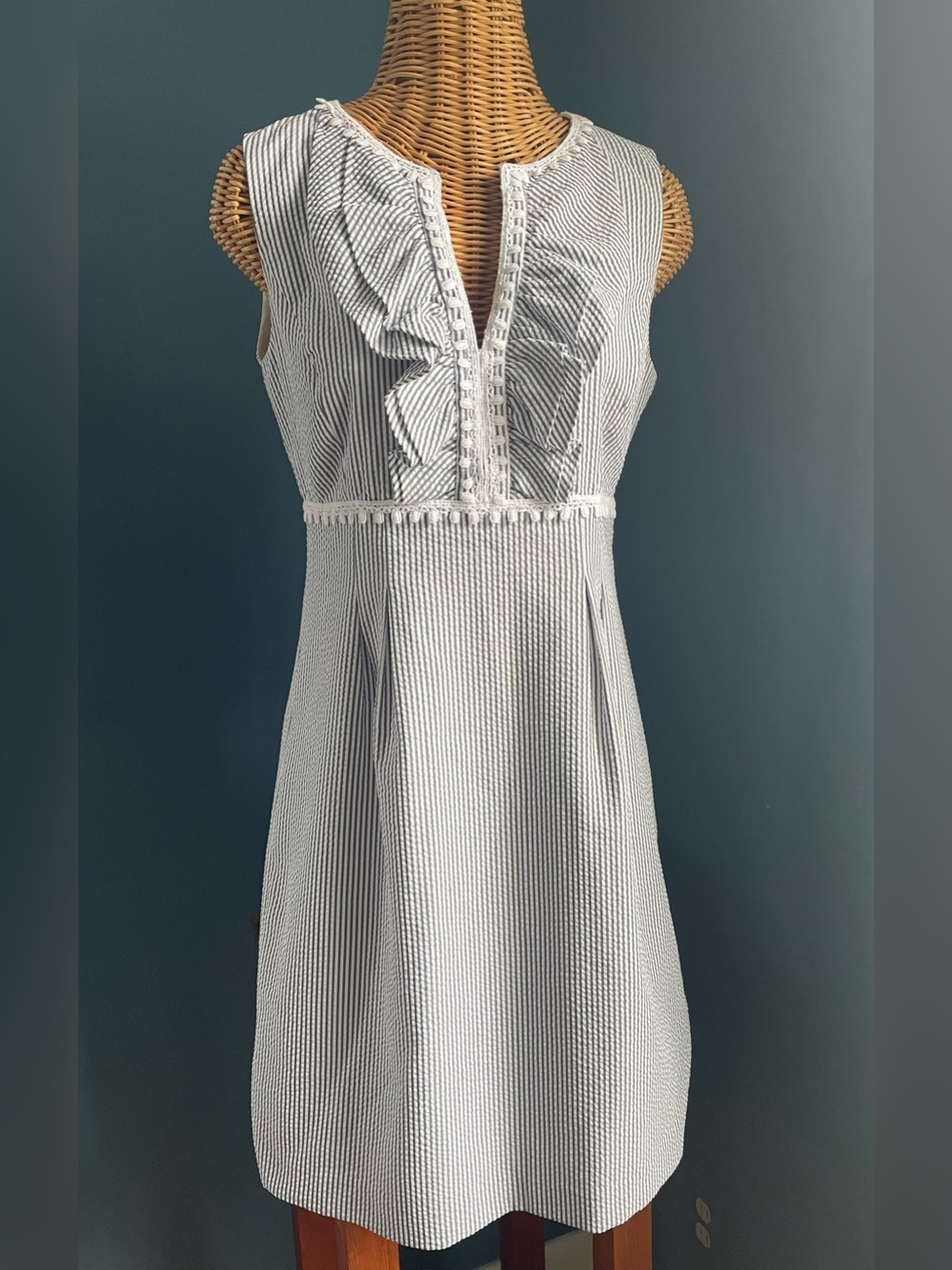 Nine West Gray White Striped Seersucker Sleeveless Shift Dress Ruffles Size 8